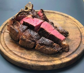 ボリュームたっぷり。肉の美味しさをダイレクトに味わえる、フィレンツェの名物料理『Tボーンステーキ』