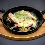 1頭につき100g前後しか取れない仔羊のタンを味わい深いラクレットチーズとオーブンへ。