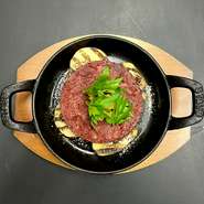 1頭につき100g前後しか取れない仔羊のタンを味わい深いラクレットチーズとオーブンへ。