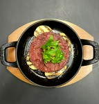 1頭につき100g前後しか取れない仔羊のタンを味わい深いラクレットチーズとオーブンへ。