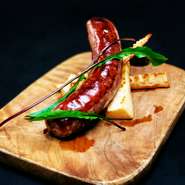 丹波篠山の美味しいイノシシのもも肉とすね肉、そして黒トリュフを使ったソーセージ。
