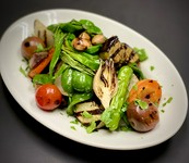 自家製のニンニクマヨネーズを美味しいムール貝、野菜でディップのようにしてお召し上がりください。