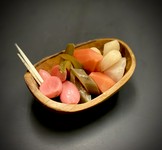 各種スパイスを使った旬野菜のピクルス。