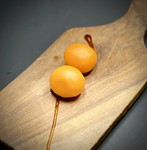 桜チップでスモークした卵黄を古代ローマから続く魚醤のガルムを添えて
チーズのような濃厚な味わいが楽しいです。
