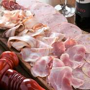 厳選された原材料から製造される『自家製加工肉』の数々は、本場も認める本格的な味わい。手間ひまかけた加工肉の美味しさに、感動すること間違いなしです。テイクアウトやネット販売もしています。