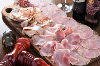 本場ドイツでも認められたクオリティの高さと品揃えの多さが自慢。自社工房でつくられる『自家製加工肉』