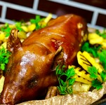 乳飲み仔豚の丸焼きです。