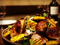 七面鳥の丸ごとロースト。中にはクスクスやレバーなどをしっかりと詰めて旨味を閉じこめて。
２週間前迄のご予約をお願い致します。