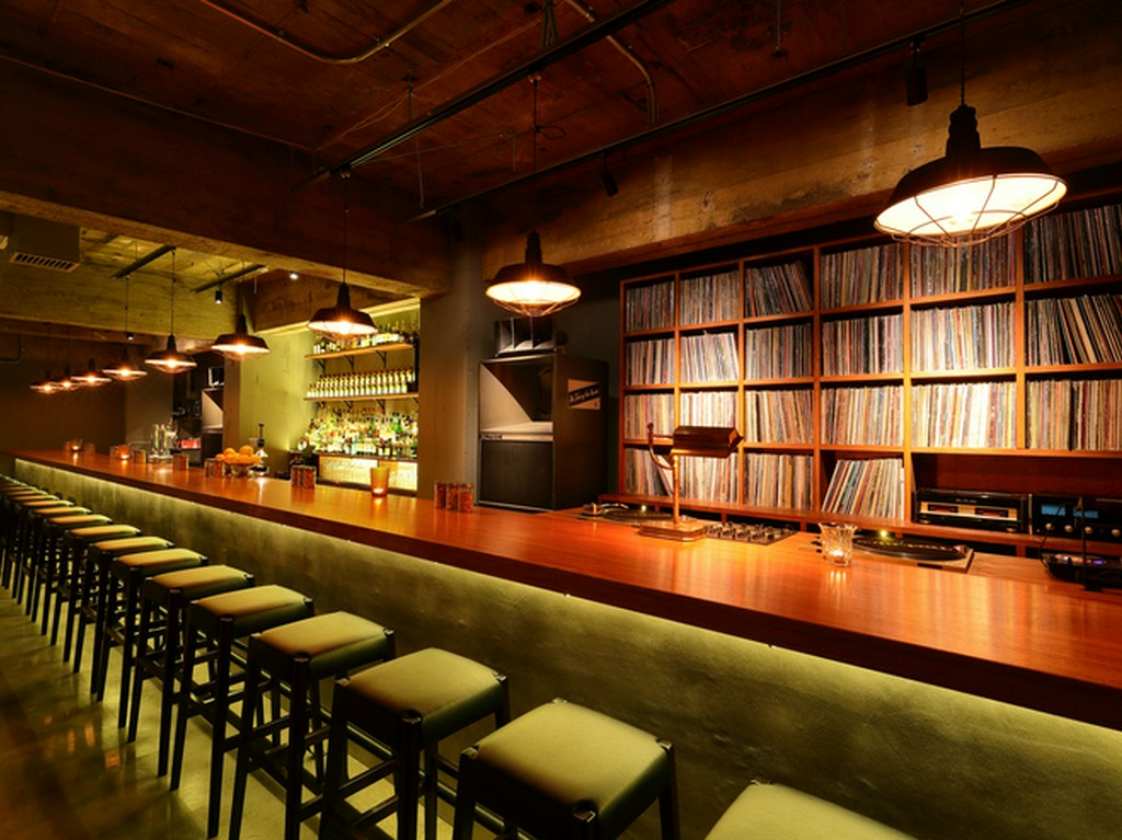 重厚感あるマホガニーのカウンター、音楽を肴にじっくり一人飲み