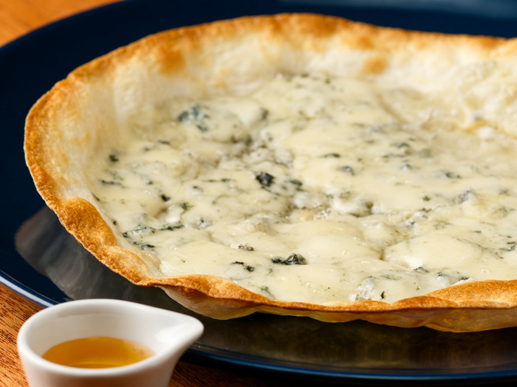 個性的なチーズの香りにハマる『ゴルゴンゾーラの薄焼きピッツァ』