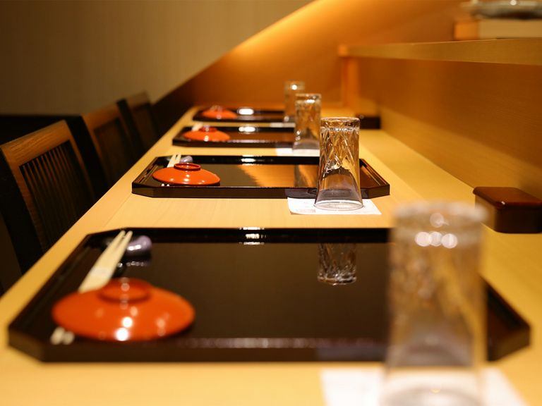 二人の親密度が増すカウンター席で、しっとりとした大人のデート