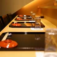 京都の風情に包まれた店内は、大人がゆったりと過ごせる雰囲気。隣同士で座れるカウンター席なら互いの距離がぐっと縮まり、料理とお酒を味わいながら会話も和やかに弾みます。