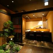 趣ある坪庭を眺めながら、大切なゲストを風雅におもてなし