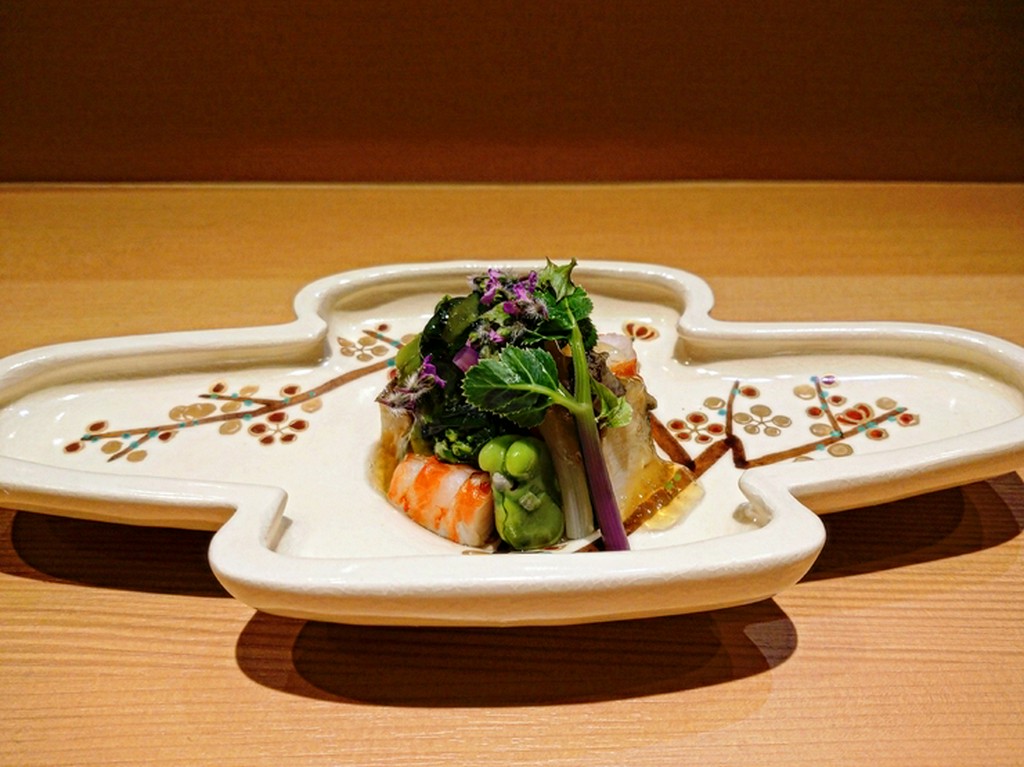 鮑と海老、花山葵の土佐酢ジュレ掛け