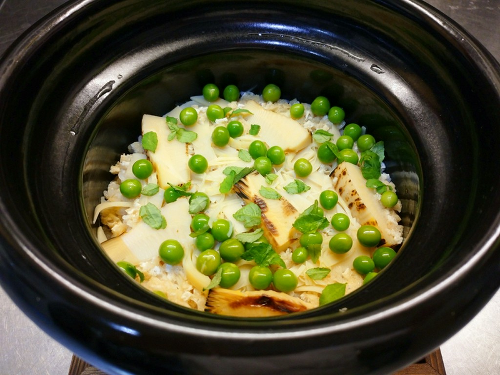 竹の子とえんどう豆の釜飯