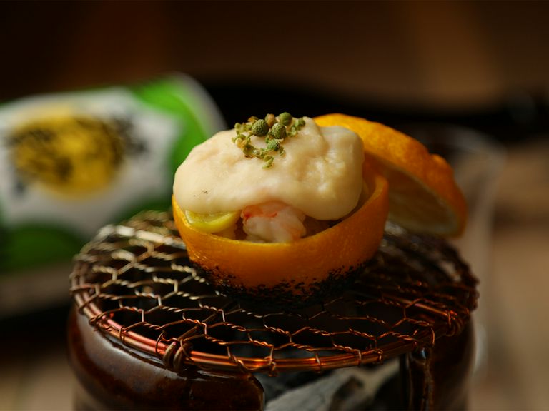 濃厚な牡蠣と白味噌が相性抜群。柚子が爽やかに香る『牡蠣の柚子釜焼き』