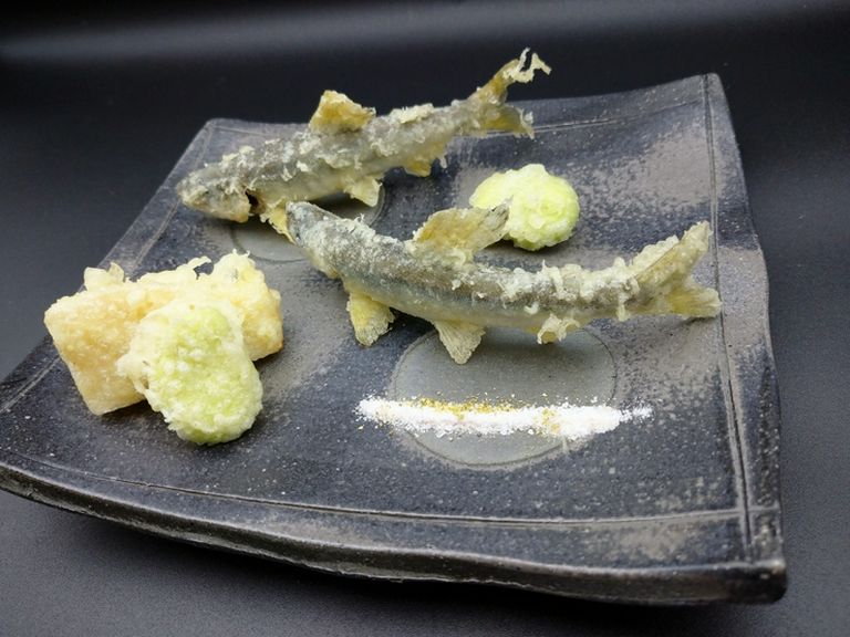 活小鮎と山菜の天ぷら