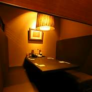 ボックスタイプのテーブル席は2名～4名の少人数利用向け。ロールスクリーンで仕切ることもできる半個室なので、グルメなカップルのデートにおすすめです。