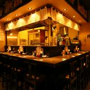 1本から注文できる『串焼き』や、牛たんを堪能できる『牛たん定食』などが人気です。職人の焼き技を眺めながらゆったり地酒を飲むのも一興です。