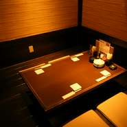 掘りごたつ席は4名ごとで仕切り、半個室として使用できます。同僚や友人同士の気軽な宴会、女子会などにおすすめです。