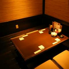 暖簾で仕切られた、掘りごたつ半個室席