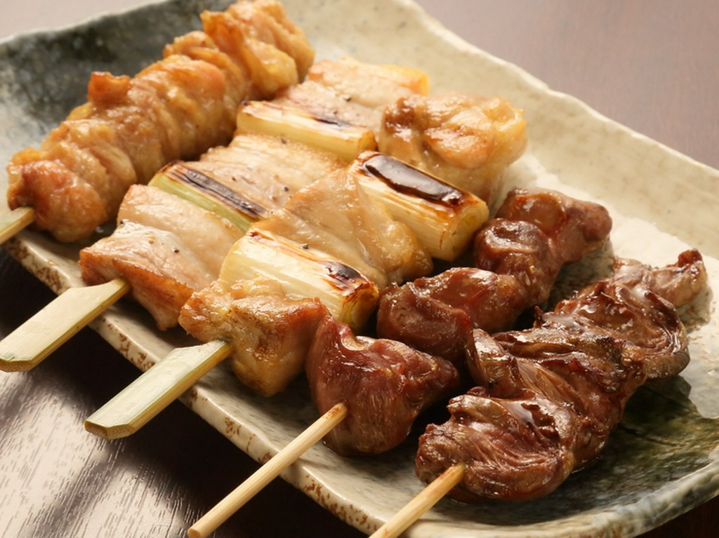 国産鶏使用・定番の焼き鳥をお任せで『串焼き盛り合せ（5本）』塩・たれを選べます