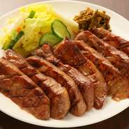 【焼助】の牛たんのおいしさの秘密は丁寧な下処理。フルーツ・ワインなどを合わせた自家製ダレに漬け込むことで柔らかさと風味がアップします。テーブルに運ばれてきたら、炭火焼きの香りから楽しみたい逸品。