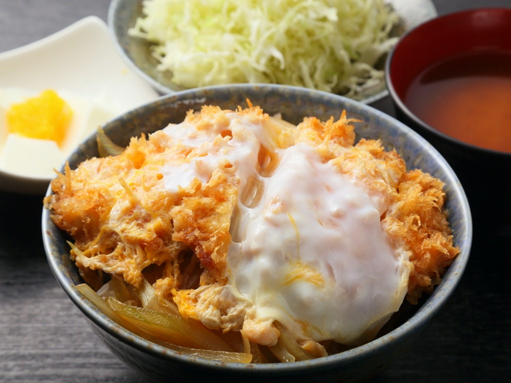 昆布と鰹の出汁香る、ボリューム満点の『カツ丼』は優しい味わい