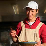 「例えばソースを上からかけちゃダメだとか、そういったものに縛られるより、お腹いっぱい食べて気に入ってもらえれば」と笑顔で語る店主の松浦氏。一人でも仲間とでも気軽に訪れられる温かみがあります。