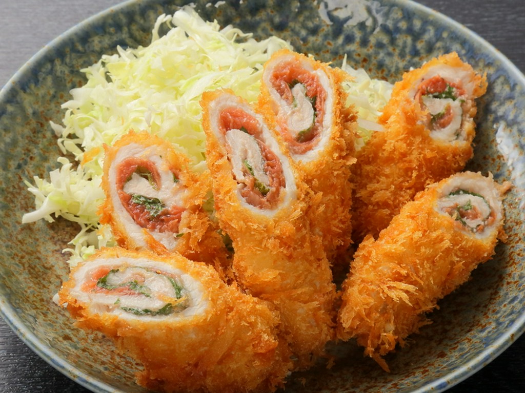 オーダー後に1本1本丁寧に手仕込みで巻いて揚げる『梅じそ巻定食』