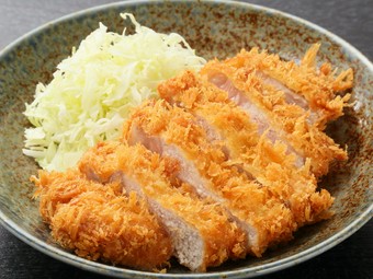 分厚く切った230gのジューシーなロース本来の旨みを味わう『ロースカツ定食』
