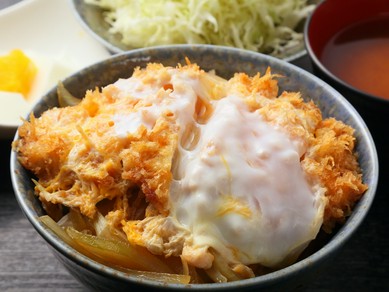 程よく厚みのある歯切れの良いロース肉を味わう『カツ丼定食』