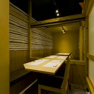 個室は4名用と8名用を完備。天井が高いので開放感もあり、人目を気にせずゆっくり過ごせます。画像は、個室の間にあるブラインドを上げた状態で、最大18名まで入れる広間として利用可能です。