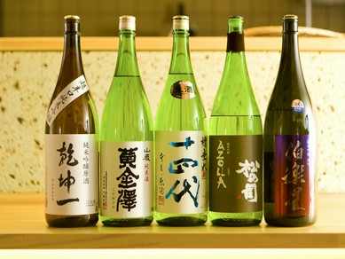 料理とマッチするお酒だけを揃え、地元の銘酒も多数用意