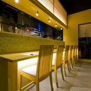 カウンター席は全6席あり、おひとり様が連日料理とお酒のマッチングを堪能しています。店主との会話を楽しみに通う常連客も多いとか。居心地の良い雰囲気も、一人で来店しやすい要因となっています。