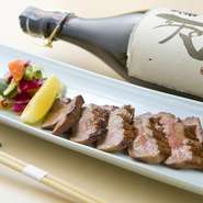 厚めにスライスした牛タンに隠し包丁を入れ、塩と胡椒で下味をつけて3～4日熟成。炭火で表面はカリッと、中はジューシーに焼き上げます。添えられた南蛮味噌と自家製浅漬けも、良い箸休めに。