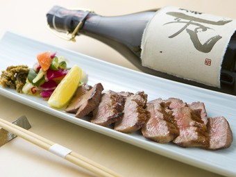 しっかり下ごしらえして熟成させた牛タンを、炭火でサッと焼いた『仙台名物厚切り牛タン焼き』