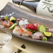 当時の朝仕入れた、鮮度も味も抜群の魚介を7～8種類、バリエーション豊かに盛り合わせた一皿。ミネラルたっぷりの石巻の塩とすだちが添えられ、白身やタコなどをすっきりとした味わいでいただけます。