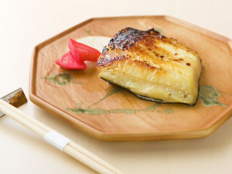 炭火でゆっくり焼き上げるから、外は香ばしく、中はふっくらと仕上がる『銀鱈の西京味噌焼き』
