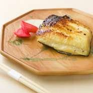 大ぶりにカットした銀鱈を、店主こだわりの配合の西京味噌ダレに3日ほどじっくり漬け込むので、塩味や甘みのバランスが絶妙。炭火でゆっくり焼き上げるので、身がしっとりふっくらと焼き上がります。