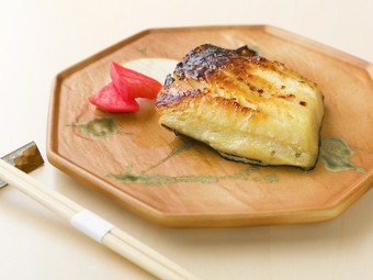 炭火でゆっくり焼き上げるから、外は香ばしく、中はふっくらと仕上がる『銀鱈の西京味噌焼き』