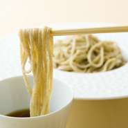 蕎麦粉は名産地として有名な宮城県秋保野尻のものだけを使用し、手打ちで二八蕎麦に。できたての蕎麦の香りとのどごしを堪能できます。その蕎麦に合うよう、蕎麦つゆは口当たりの良さを重視したそう。