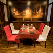 メインフロアの壁面には、キリストにまつわる有名な絵画を大きく配置。高級感のある店内で一際目を引く重厚感はインパクト抜群です。専門業者と相談しながらオーナー自身が手掛けた内装や外装にも注目です。