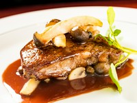 赤ワインの香りが肉の旨みとマッチする『国内産和牛フィレステーキ ソースボルドレーズ』