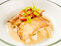 プロが選んだ新鮮な白身魚に、エビの旨みが凝縮した濃厚なソースがよく絡む『本日の白身魚のソテー』