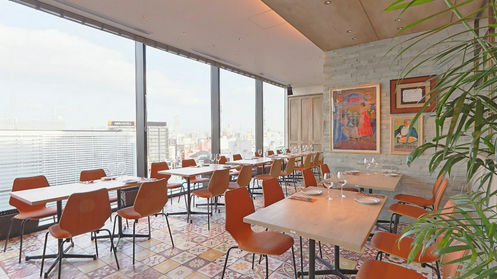 大阪髙島屋9階。難波を一望できる場所でパエリアを堪能