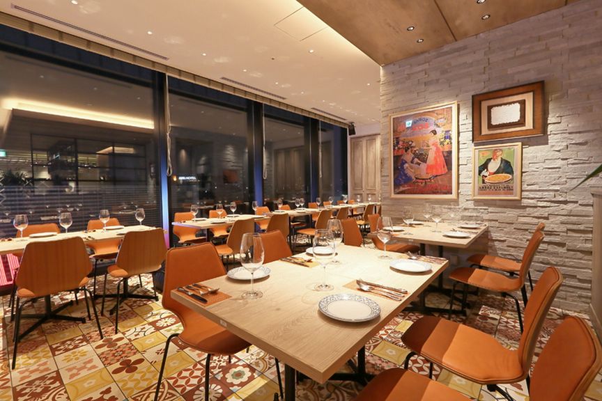 窓から見える煌めく夜景を一望！