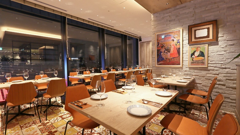 窓から見える煌めく夜景を一望！