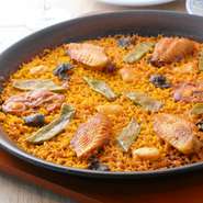 パエリア発祥の地バレンシアを代表するパエリアであり、ジビエの旨みをお米に移してエスカルゴやインゲンなどの食材を加えたバレンシア風。パコ氏のパエリアは、国際コンテストにてチャンピオンに輝きました。