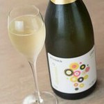 ~D.O.カヴァ(ペネデス)~ ぶどう品種:マカベオ・チャレッロ・パレジャーダ。マカベオ・チャレッロ・パレジャーダ土着品種で丁寧につくられたカヴァ。その味わいはシルキーで滑らか。